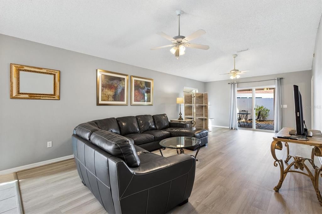 Active With Contract: $279,000 (2 beds, 2 baths, 1279 Square Feet)