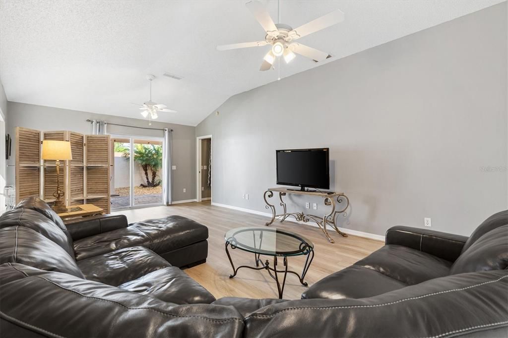 Active With Contract: $279,000 (2 beds, 2 baths, 1279 Square Feet)