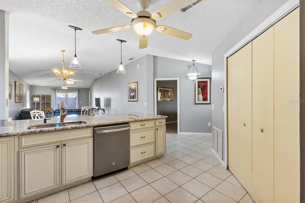 Active With Contract: $279,000 (2 beds, 2 baths, 1279 Square Feet)