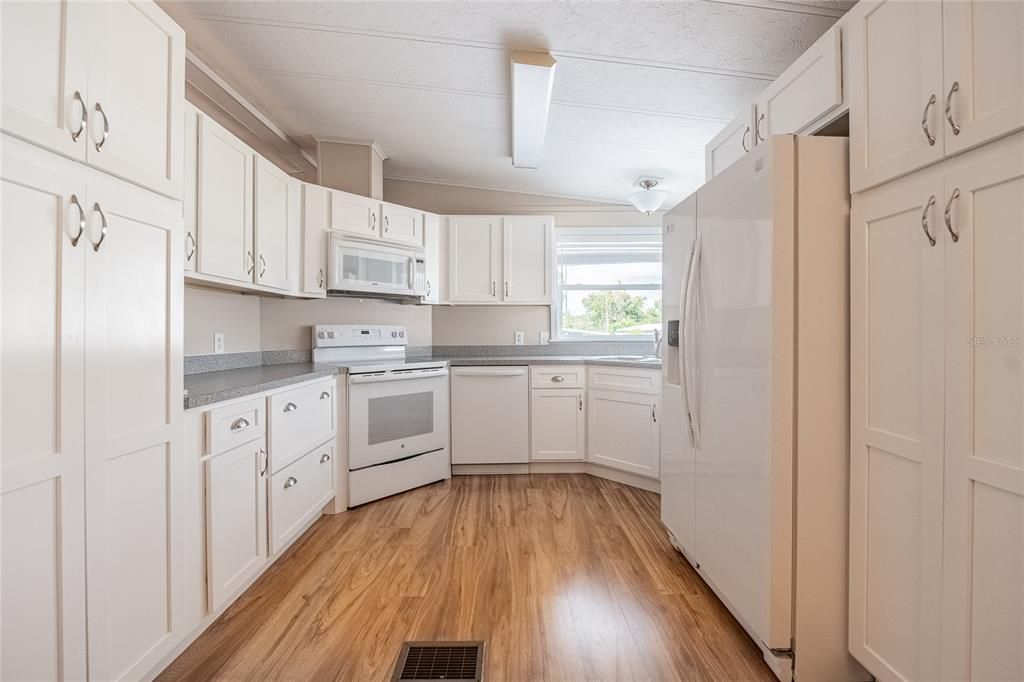 For Sale: $165,000 (2 beds, 2 baths, 1300 Square Feet)