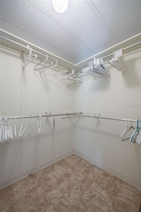 For Sale: $165,000 (2 beds, 2 baths, 1300 Square Feet)