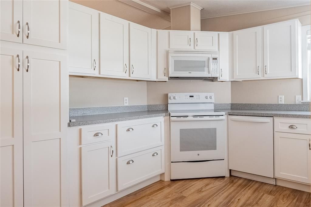 For Sale: $165,000 (2 beds, 2 baths, 1300 Square Feet)