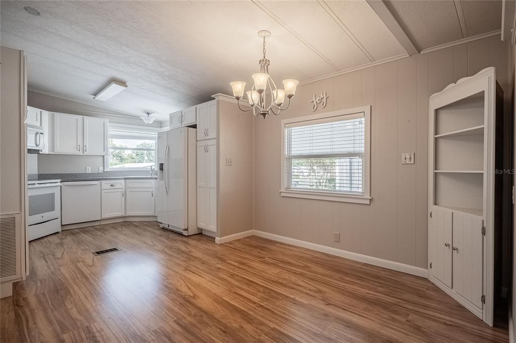 For Sale: $165,000 (2 beds, 2 baths, 1300 Square Feet)