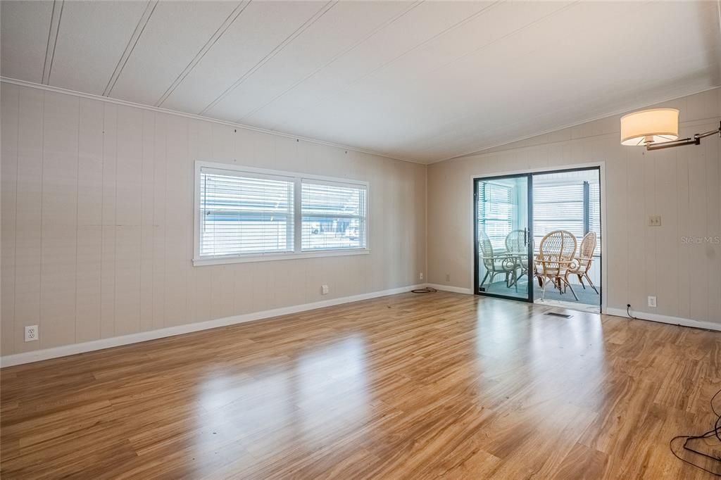 For Sale: $165,000 (2 beds, 2 baths, 1300 Square Feet)