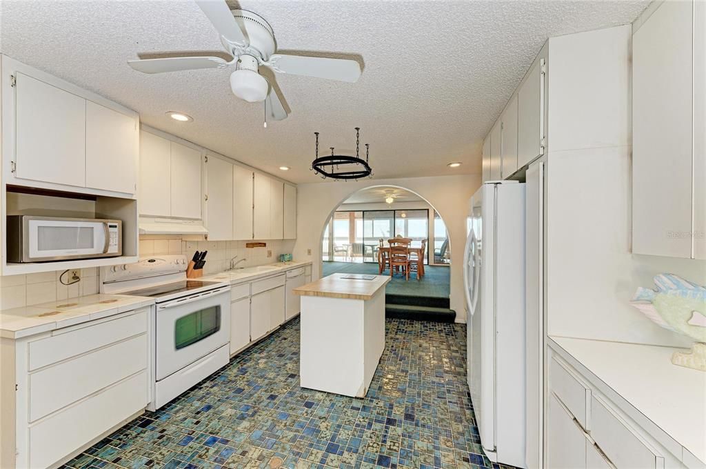 For Sale: $1,100,000 (2 beds, 2 baths, 1720 Square Feet)