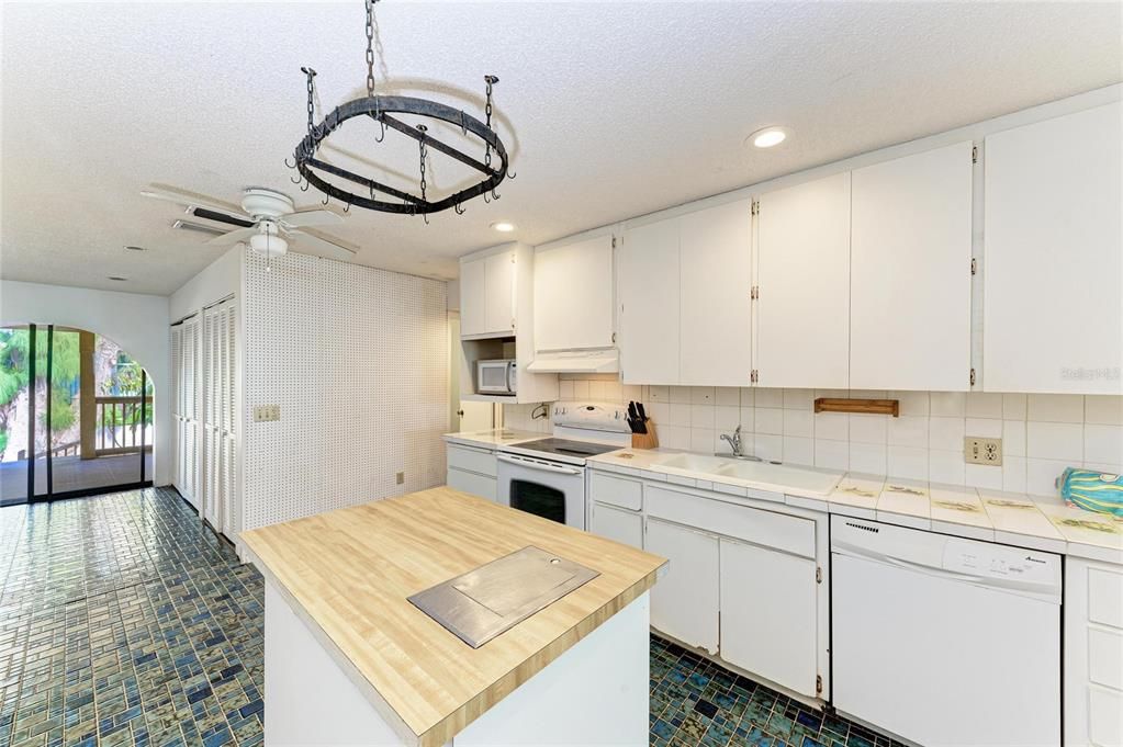 For Sale: $1,100,000 (2 beds, 2 baths, 1720 Square Feet)