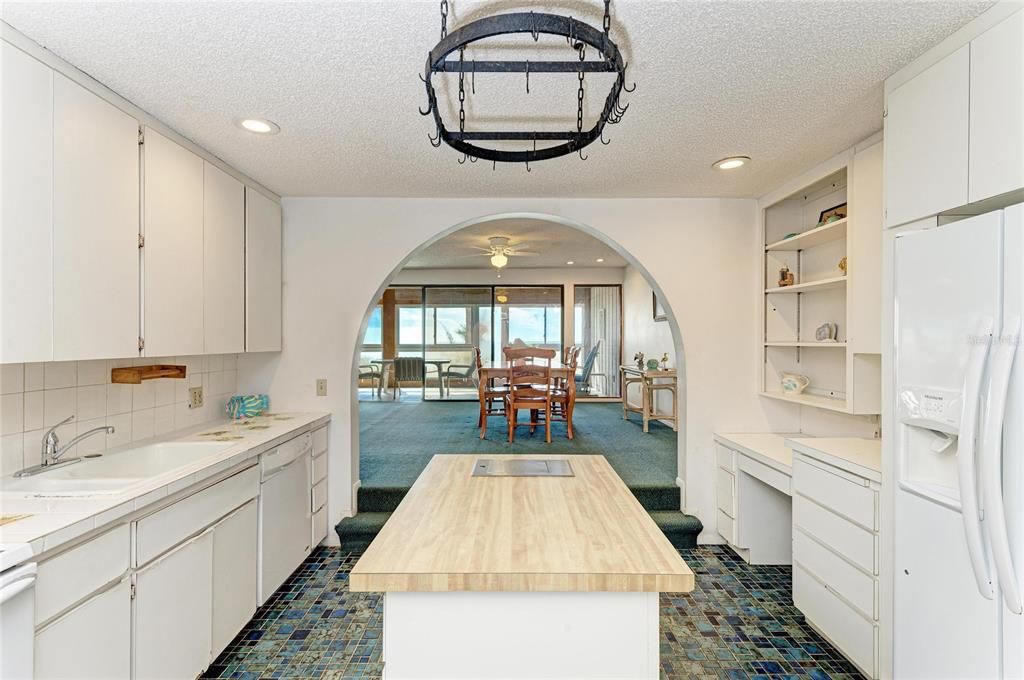 For Sale: $1,100,000 (2 beds, 2 baths, 1720 Square Feet)