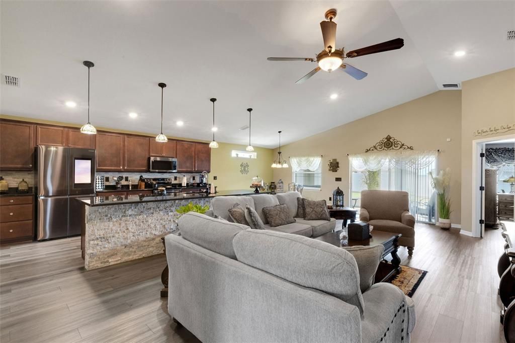 待售: $399,900 (4 贝兹, 2 浴室, 2004 平方英尺)