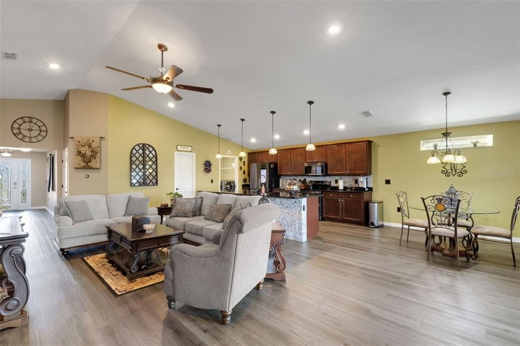 待售: $399,900 (4 贝兹, 2 浴室, 2004 平方英尺)