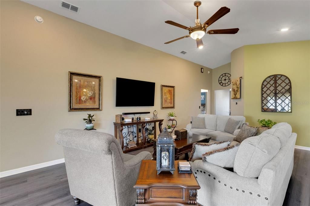 待售: $399,900 (4 贝兹, 2 浴室, 2004 平方英尺)