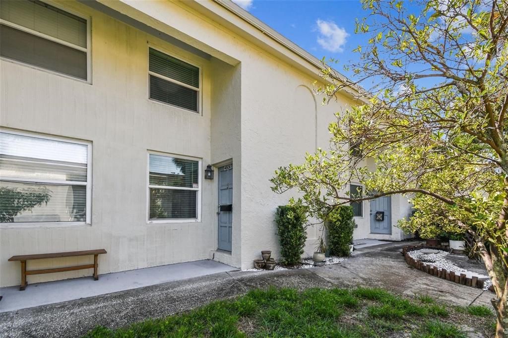 Recently Rented: $1,775 (2 beds, 1 baths, 1044 Square Feet)