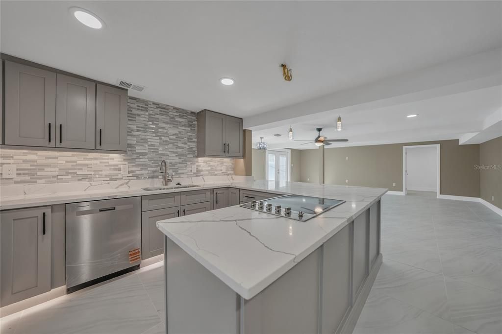 合同活跃: $379,000 (4 贝兹, 3 浴室, 2554 平方英尺)