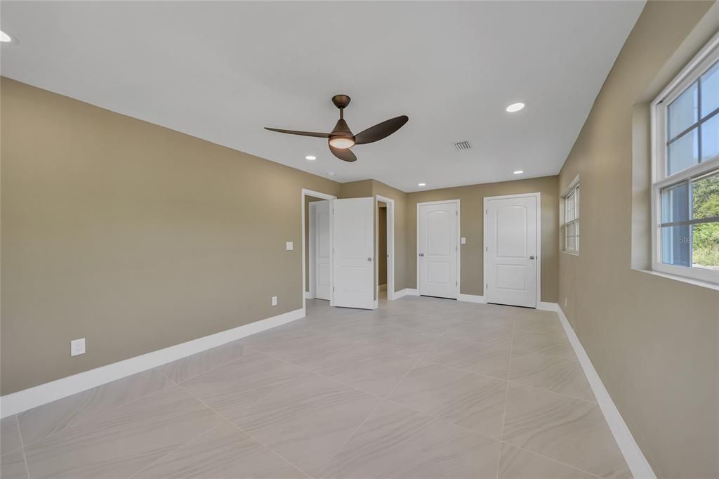 合同活跃: $379,000 (4 贝兹, 3 浴室, 2554 平方英尺)