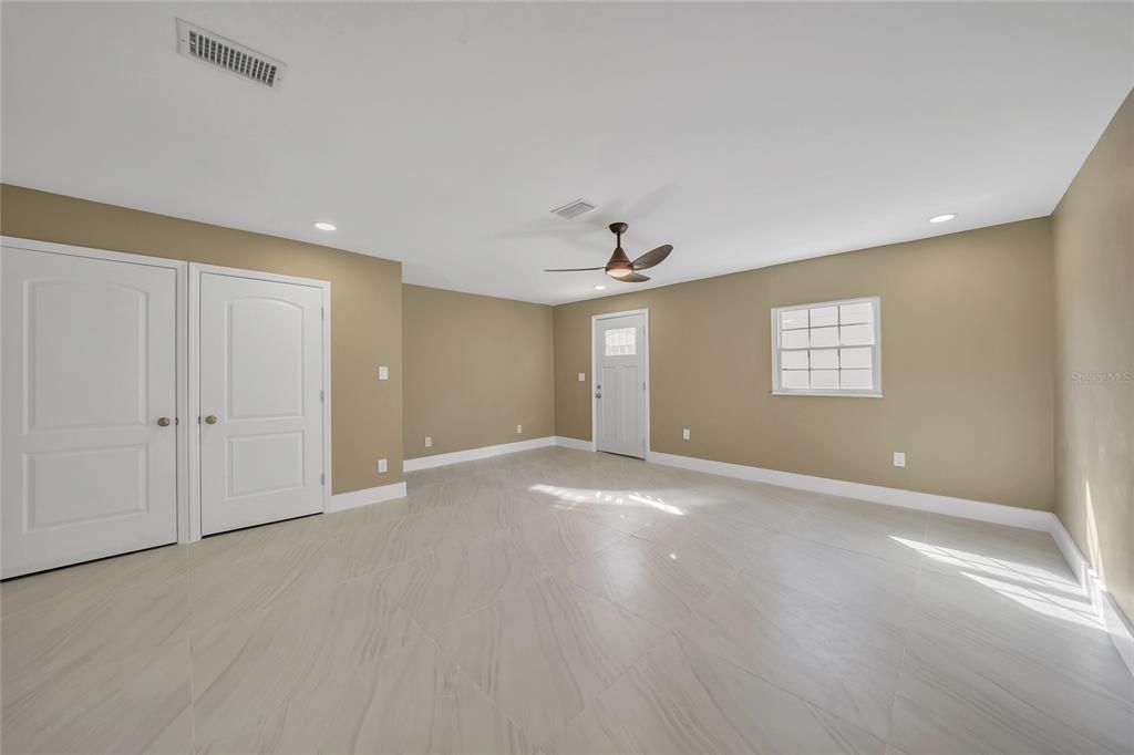 合同活跃: $379,000 (4 贝兹, 3 浴室, 2554 平方英尺)