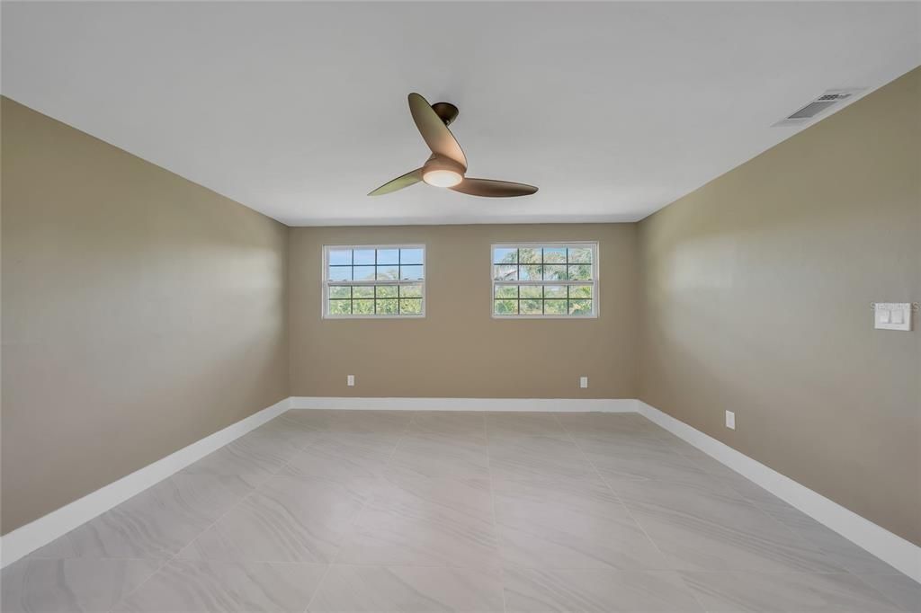 合同活跃: $379,000 (4 贝兹, 3 浴室, 2554 平方英尺)