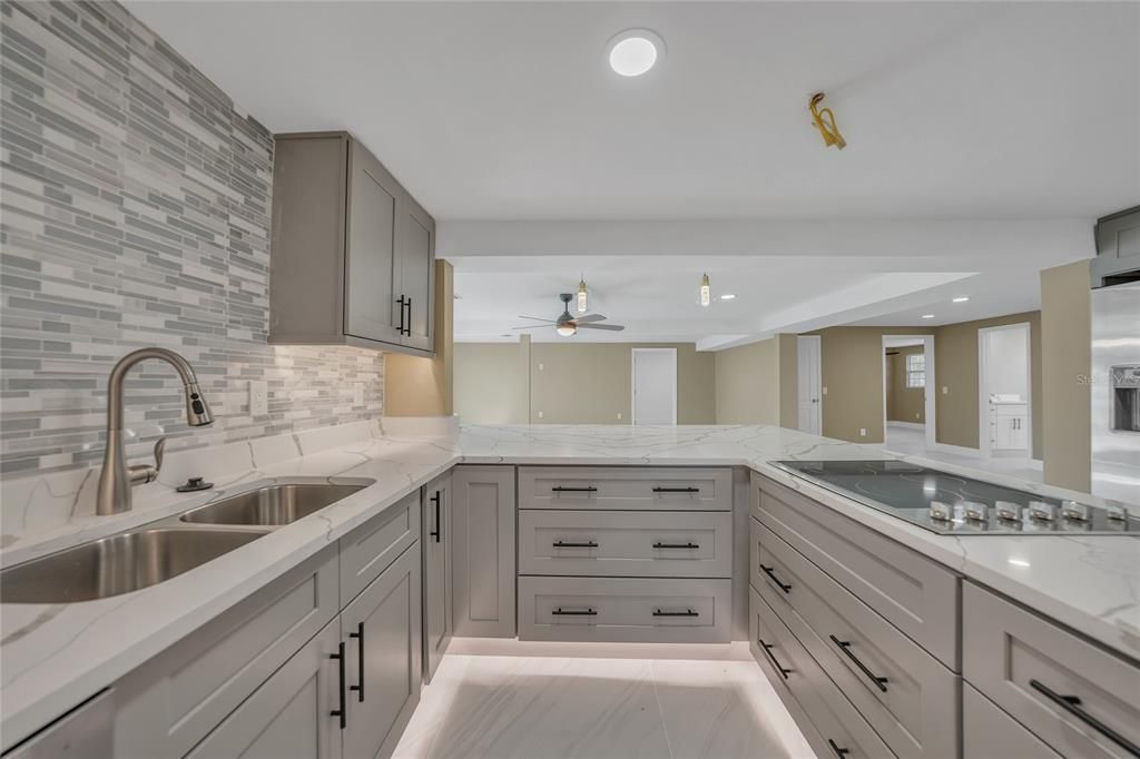 合同活跃: $379,000 (4 贝兹, 3 浴室, 2554 平方英尺)