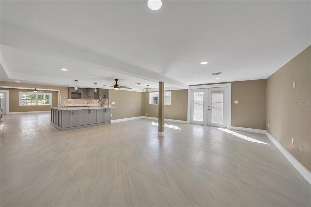 合同活跃: $379,000 (4 贝兹, 3 浴室, 2554 平方英尺)