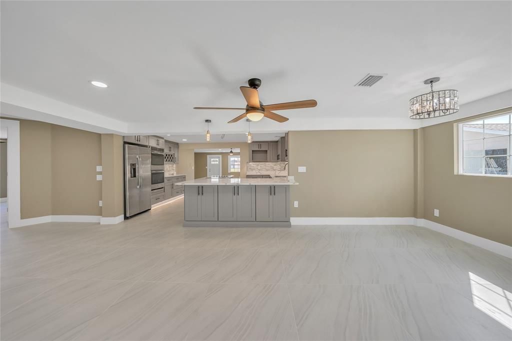 合同活跃: $379,000 (4 贝兹, 3 浴室, 2554 平方英尺)