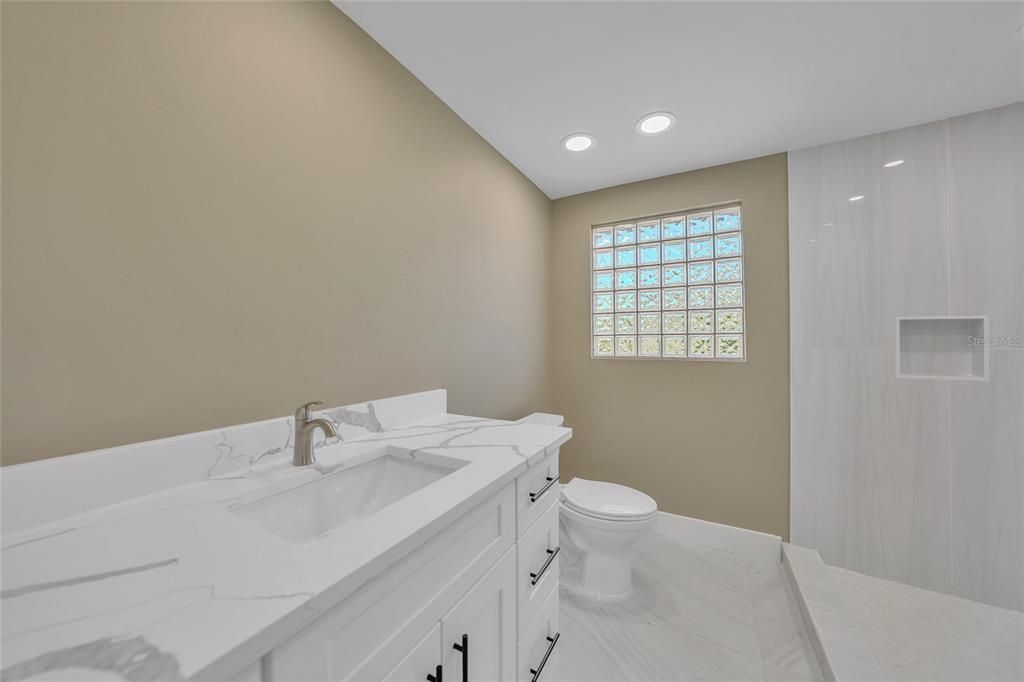 合同活跃: $379,000 (4 贝兹, 3 浴室, 2554 平方英尺)