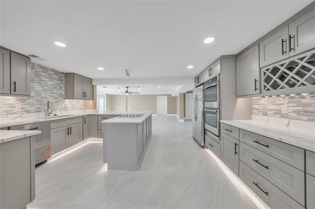 合同活跃: $379,000 (4 贝兹, 3 浴室, 2554 平方英尺)