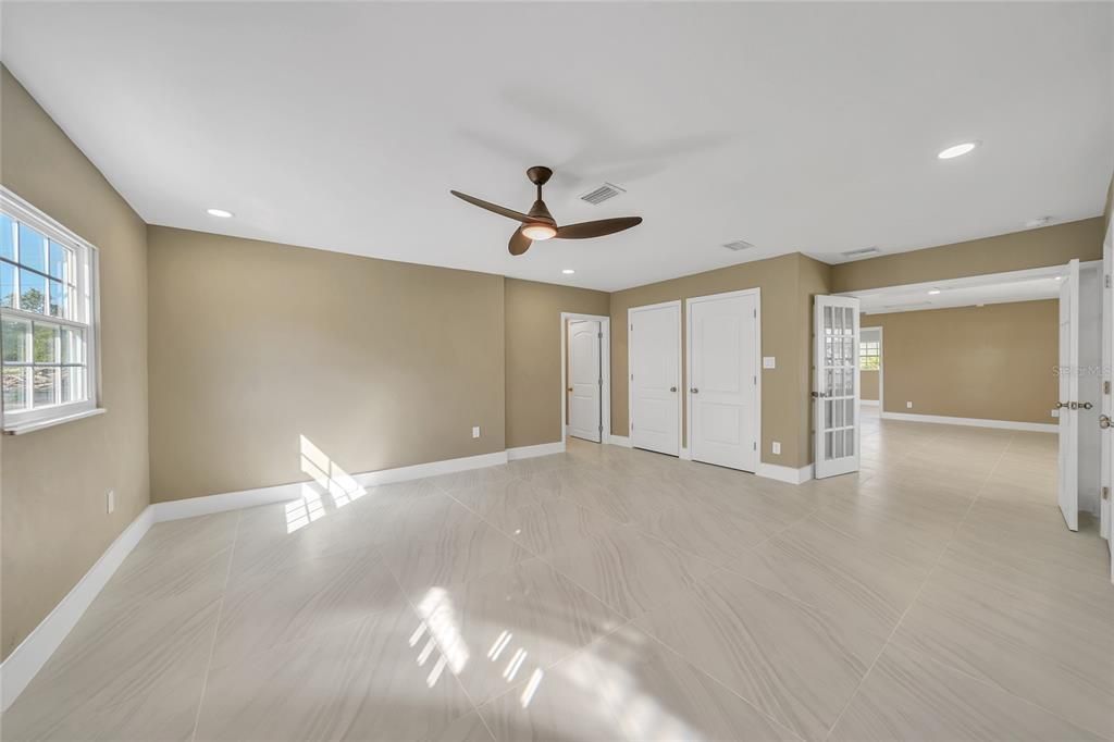 合同活跃: $379,000 (4 贝兹, 3 浴室, 2554 平方英尺)