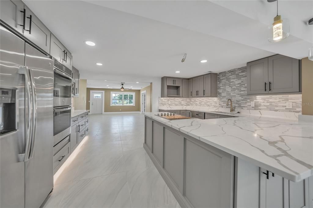 合同活跃: $379,000 (4 贝兹, 3 浴室, 2554 平方英尺)