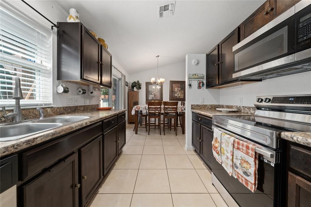 En Venta: $379,990 (4 camas, 2 baños, 1414 Pies cuadrados)