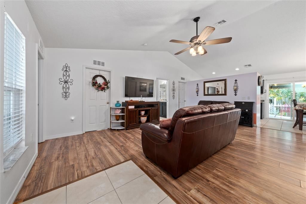 En Venta: $379,990 (4 camas, 2 baños, 1414 Pies cuadrados)