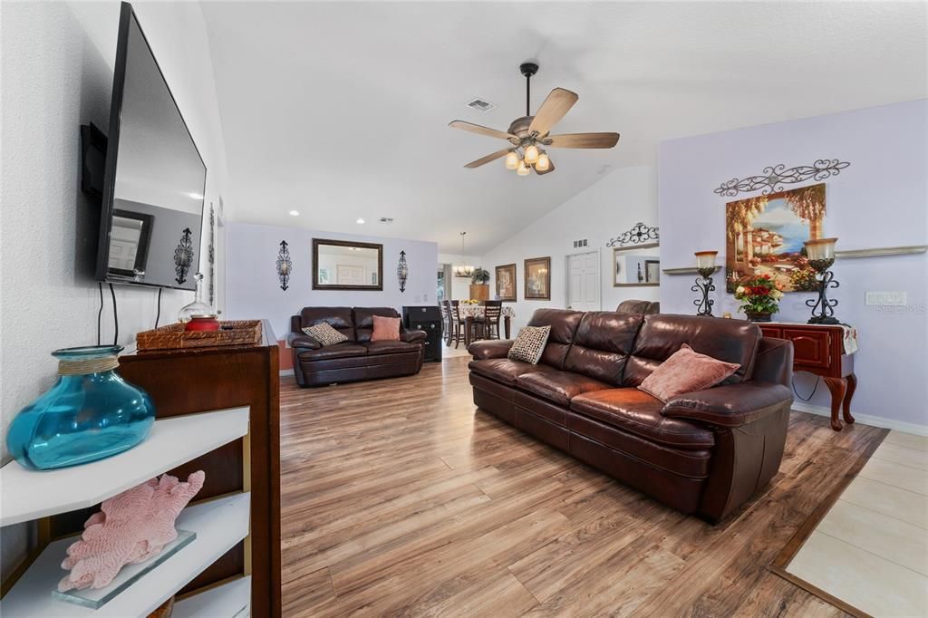 En Venta: $379,990 (4 camas, 2 baños, 1414 Pies cuadrados)