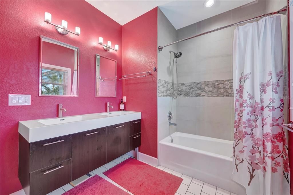 出租: $10,000 (6 贝兹, 5 浴室, 4676 平方英尺)