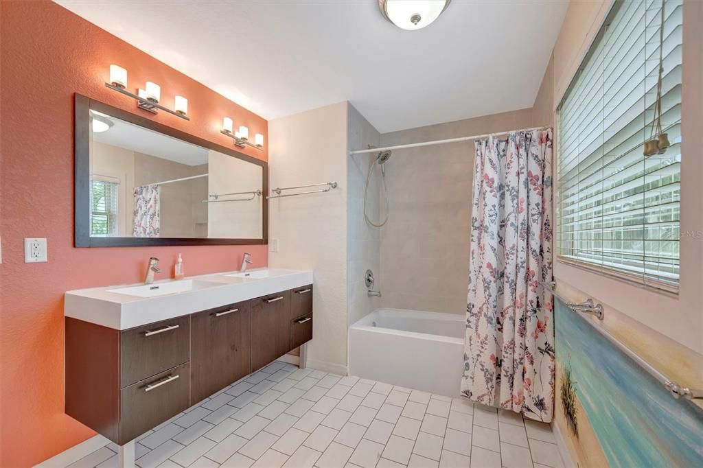 出租: $10,000 (6 贝兹, 5 浴室, 4676 平方英尺)