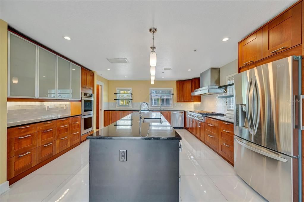 出租: $10,000 (6 贝兹, 5 浴室, 4676 平方英尺)