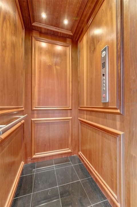 出租: $10,000 (6 贝兹, 5 浴室, 4676 平方英尺)