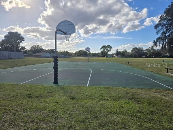 For Rent: $2,450 (4 beds, 2 baths, 1571 Square Feet)