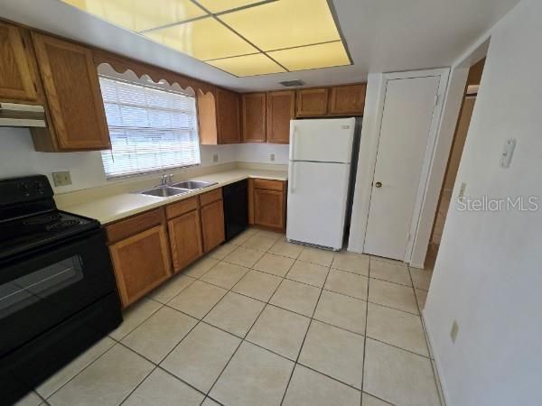 For Rent: $2,450 (4 beds, 2 baths, 1571 Square Feet)