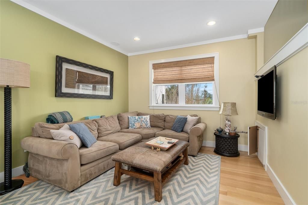 合同活跃: $4,000,000 (4 贝兹, 3 浴室, 2790 平方英尺)