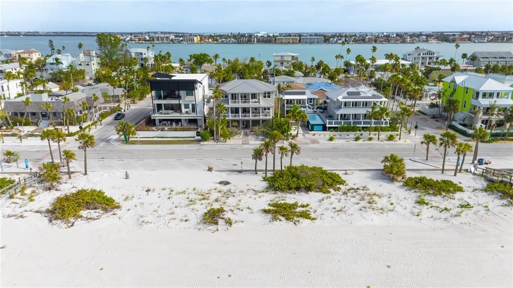 合同活跃: $4,000,000 (4 贝兹, 3 浴室, 2790 平方英尺)