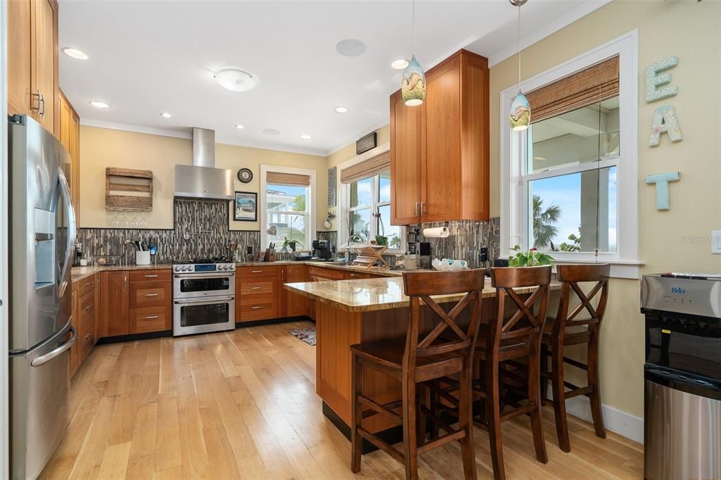 合同活跃: $4,000,000 (4 贝兹, 3 浴室, 2790 平方英尺)