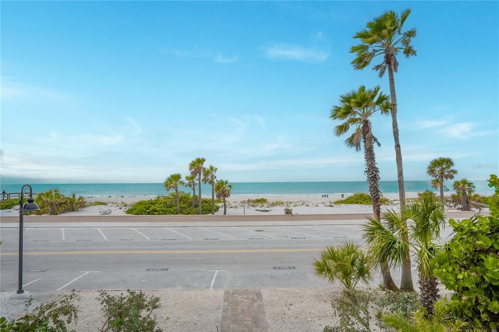 合同活跃: $4,000,000 (4 贝兹, 3 浴室, 2790 平方英尺)