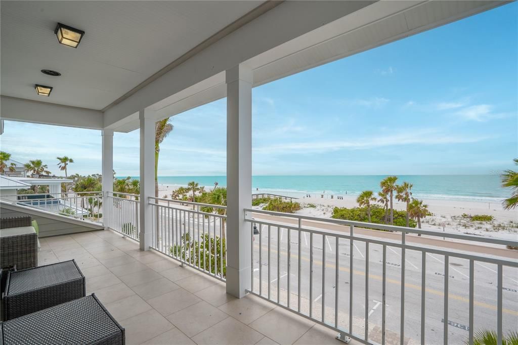 合同活跃: $4,000,000 (4 贝兹, 3 浴室, 2790 平方英尺)