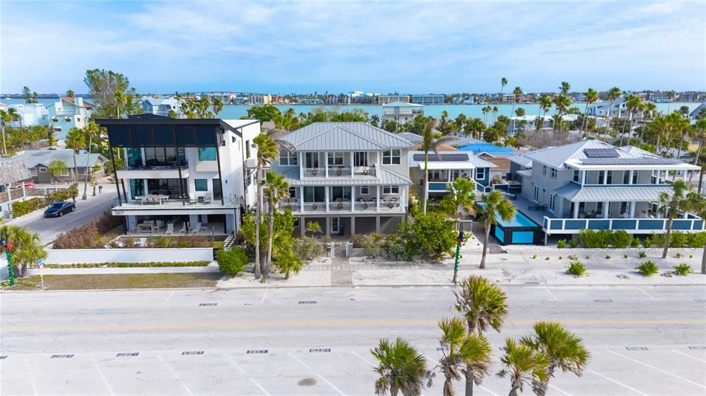 合同活跃: $4,000,000 (4 贝兹, 3 浴室, 2790 平方英尺)