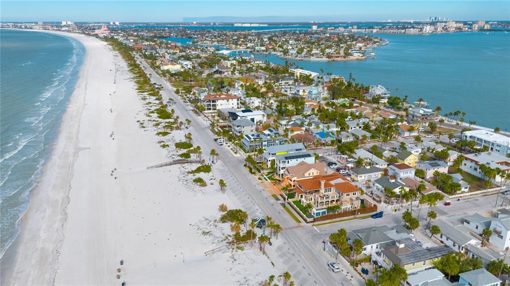 合同活跃: $4,000,000 (4 贝兹, 3 浴室, 2790 平方英尺)