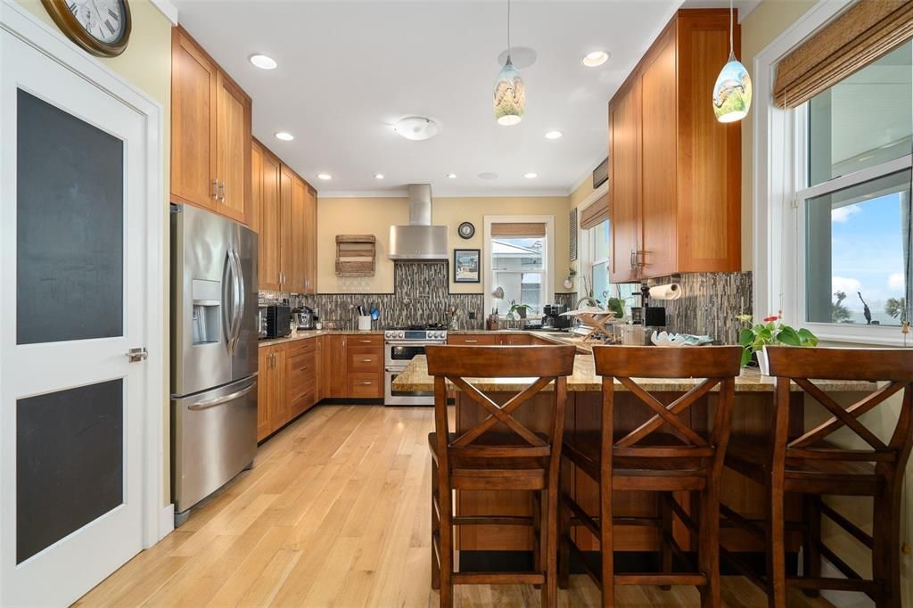 合同活跃: $4,000,000 (4 贝兹, 3 浴室, 2790 平方英尺)