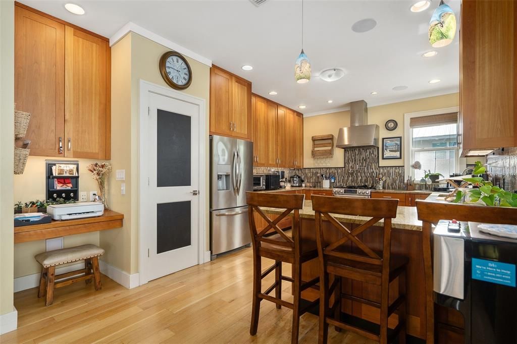 合同活跃: $4,000,000 (4 贝兹, 3 浴室, 2790 平方英尺)