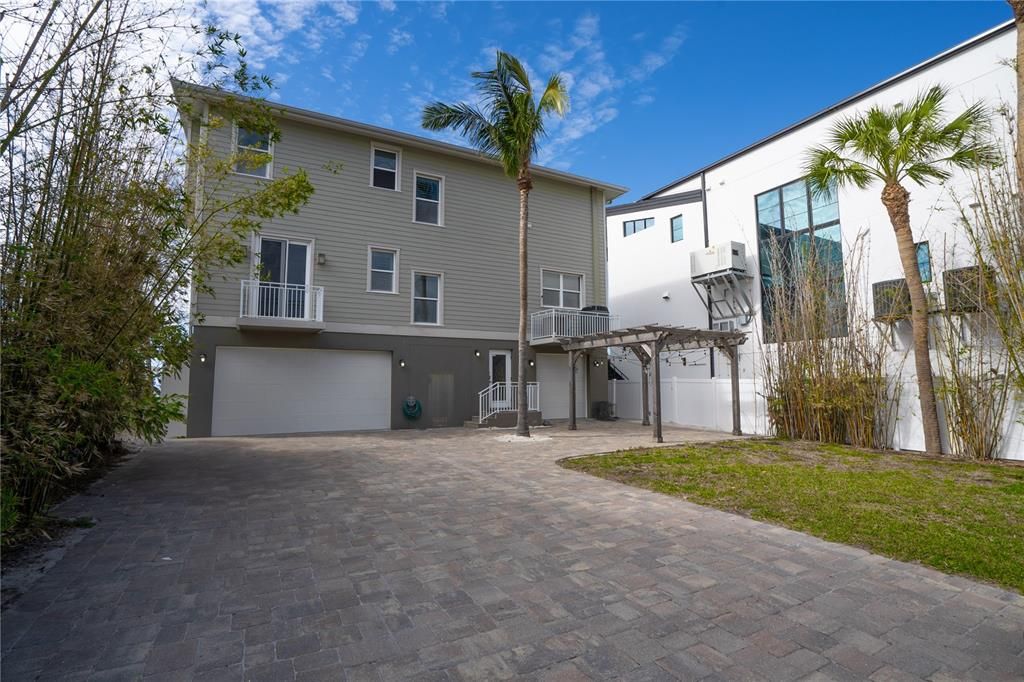 合同活跃: $4,000,000 (4 贝兹, 3 浴室, 2790 平方英尺)