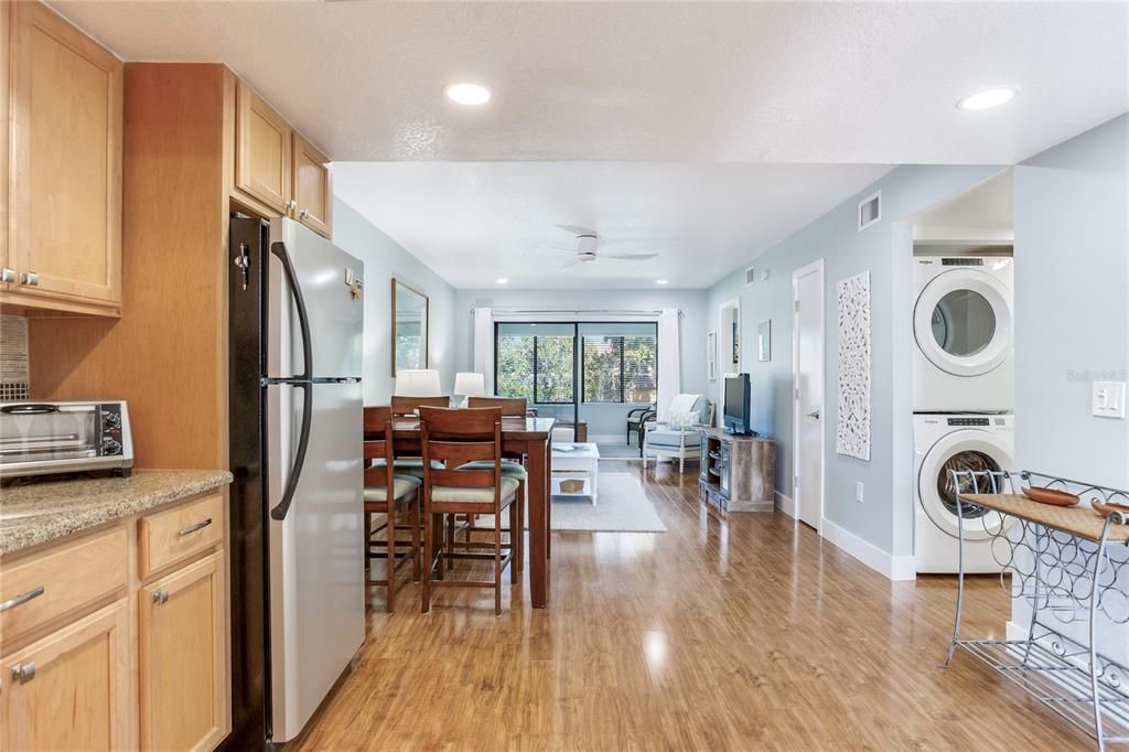 For Sale: $249,000 (2 beds, 2 baths, 912 Square Feet)