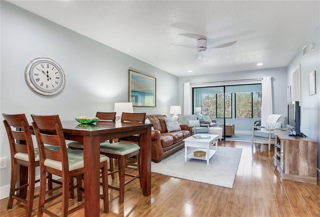 For Sale: $249,000 (2 beds, 2 baths, 912 Square Feet)