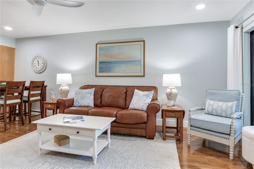 For Sale: $249,000 (2 beds, 2 baths, 912 Square Feet)