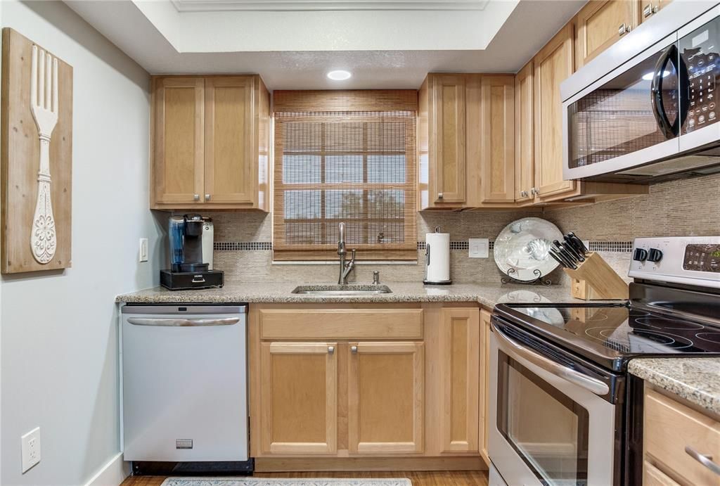 For Sale: $249,000 (2 beds, 2 baths, 912 Square Feet)