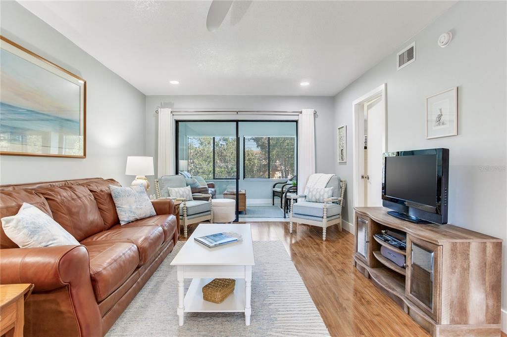 For Sale: $249,000 (2 beds, 2 baths, 912 Square Feet)